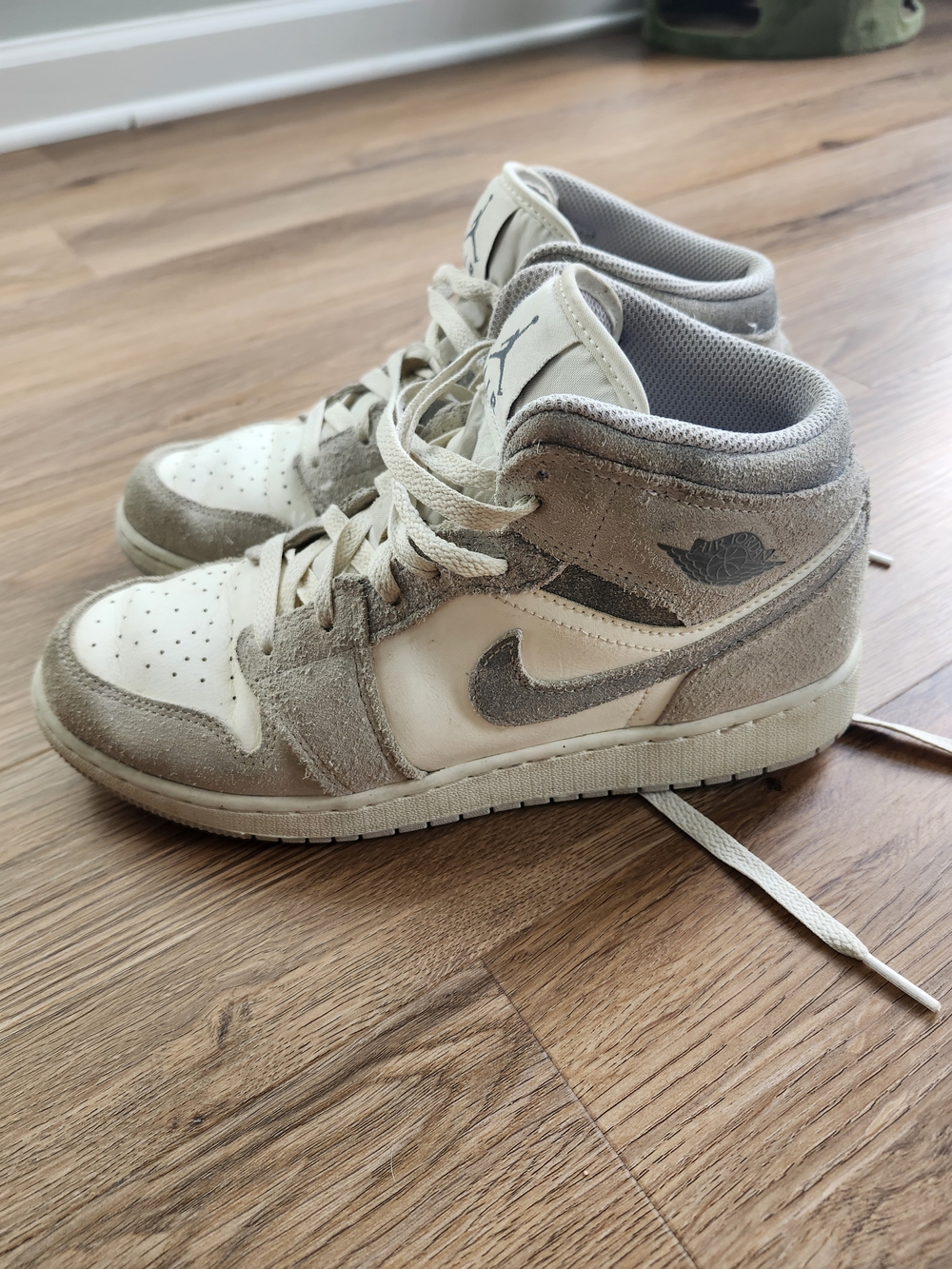Air Jordan 1 Mid SE Big Kids Sneakers